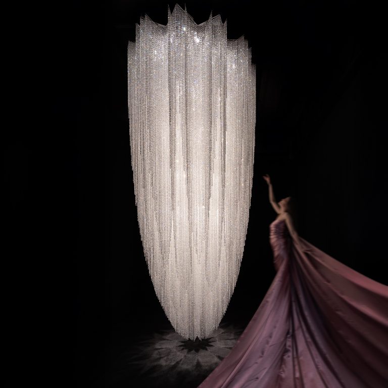 Lustre en cristal Burj de Manooi – un luminaire vertical spectaculaire et luxueux.