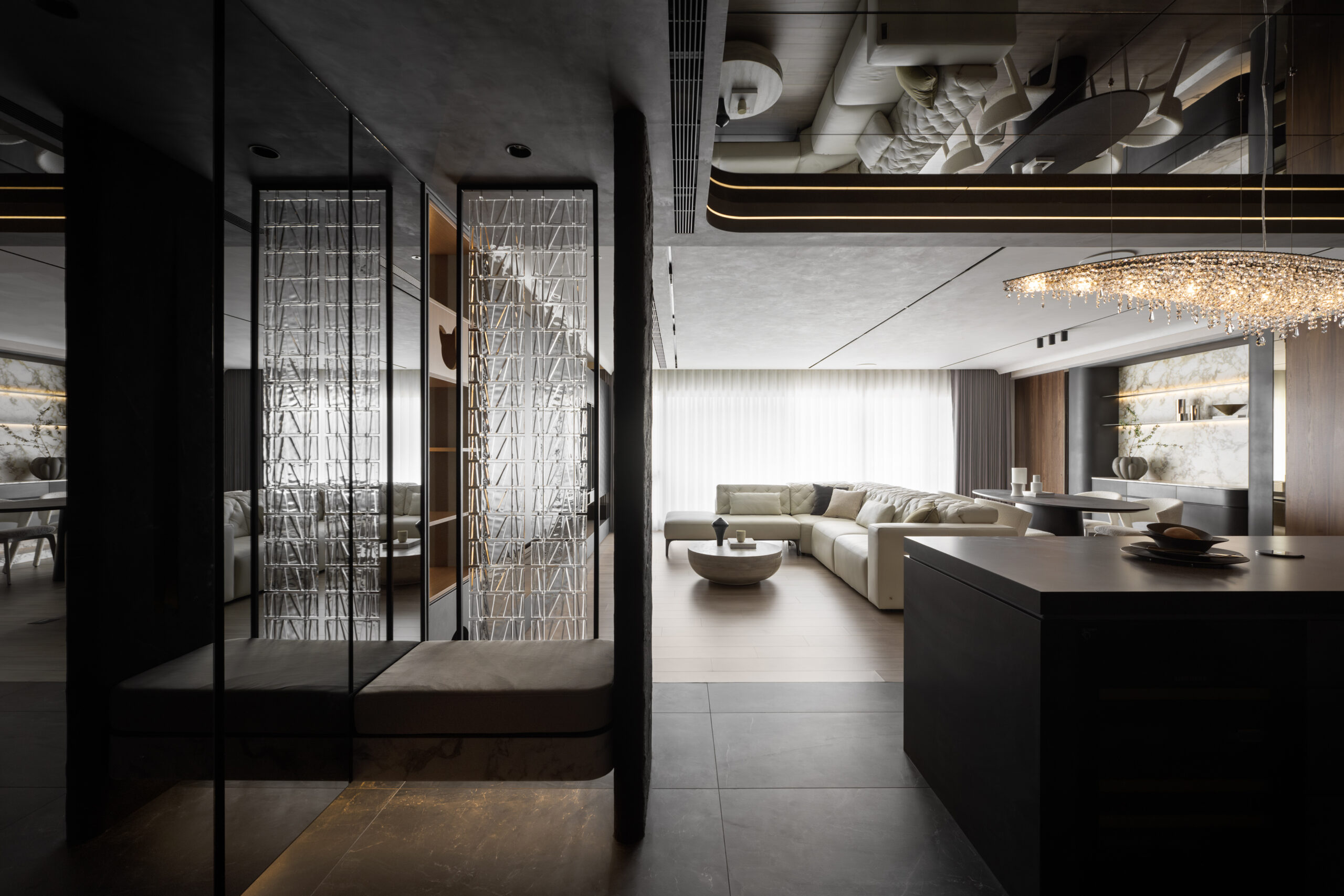 रसोई में एक धुंधला सा क्रिस्टल झूमर